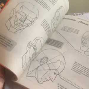 Páginas abertas com estudos de construção do rosto