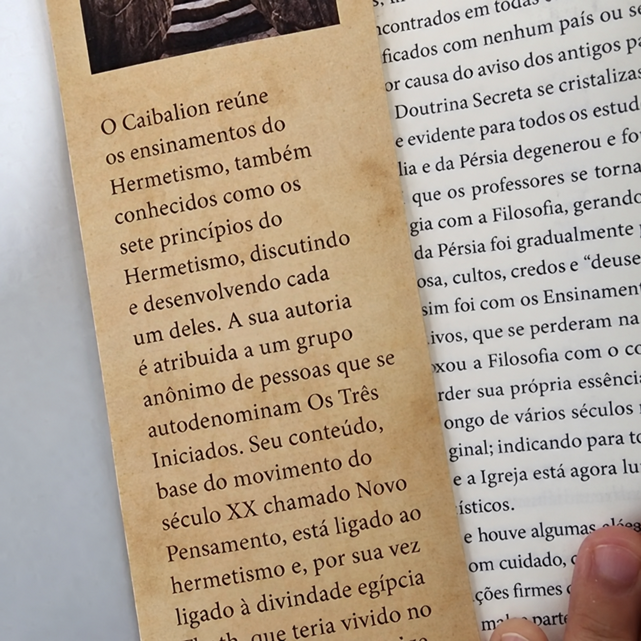 Detalhe do marcador e das páginas de O Caibalion